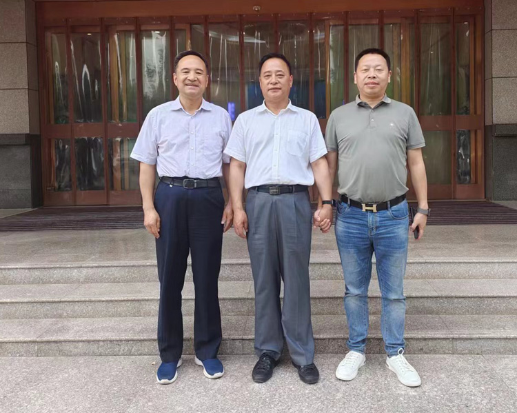 周德林一行拜訪西安市商洛商會和盤龍藥業(yè)集團主要領導 周德林一行拜訪西安市商洛商會和盤龍藥業(yè)集團主要領導