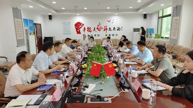 周德林一行拜訪西安市商洛商會和盤龍藥業(yè)集團主要領導 周德林一行拜訪西安市商洛商會和盤龍藥業(yè)集團主要領導