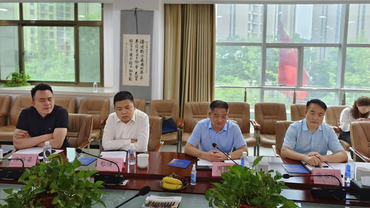 周德林一行拜訪西安市商洛商會和盤龍藥業(yè)集團主要領導 周德林一行拜訪西安市商洛商會和盤龍藥業(yè)集團主要領導