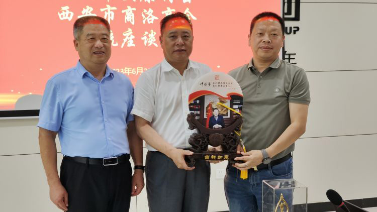 周德林一行拜訪西安市商洛商會和盤龍藥業(yè)集團主要領導 周德林一行拜訪西安市商洛商會和盤龍藥業(yè)集團主要領導