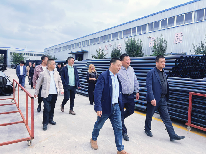 交大總裁班師生進入甘霖實業(yè)參觀學(xué)習(xí) 交大總裁班師生進入甘霖實業(yè)參觀學(xué)習(xí)