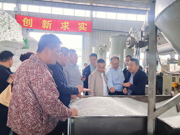 交大總裁班師生進入甘霖實業(yè)參觀學(xué)習(xí) 交大總裁班師生進入甘霖實業(yè)參觀學(xué)習(xí)