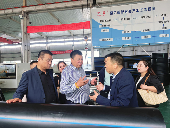 交大總裁班師生進入甘霖實業(yè)參觀學(xué)習(xí) 交大總裁班師生進入甘霖實業(yè)參觀學(xué)習(xí)