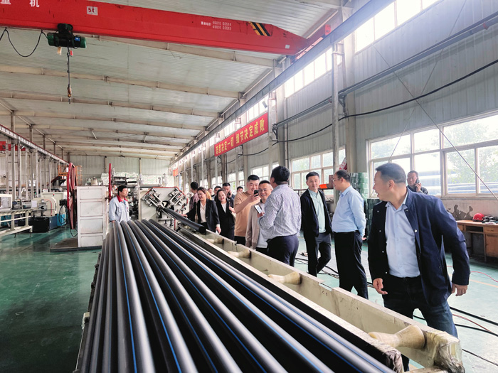 交大總裁班師生進入甘霖實業(yè)參觀學(xué)習(xí) 交大總裁班師生進入甘霖實業(yè)參觀學(xué)習(xí)