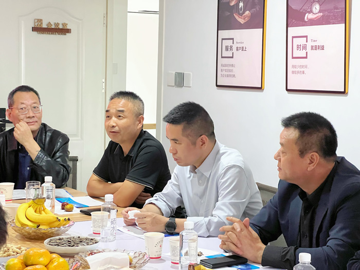 交大總裁班師生進入甘霖實業(yè)參觀學(xué)習(xí) 交大總裁班師生進入甘霖實業(yè)參觀學(xué)習(xí)